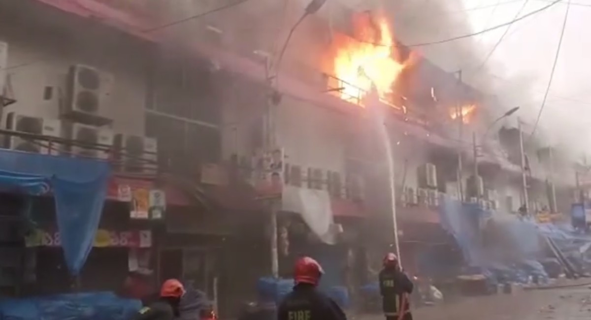 নিউ সুপার মার্কেটে আগুন