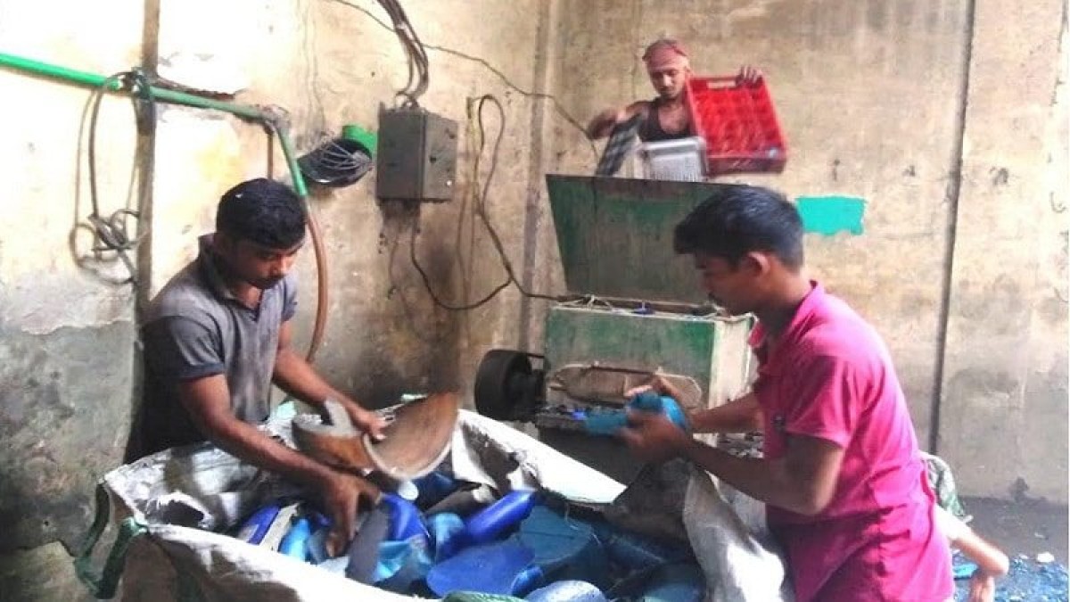 প্লাস্টিক রিসাইকিলিংয়ে সুতা তৈরি, আয় হচ্ছে বৈদেশিক মুদ্রা