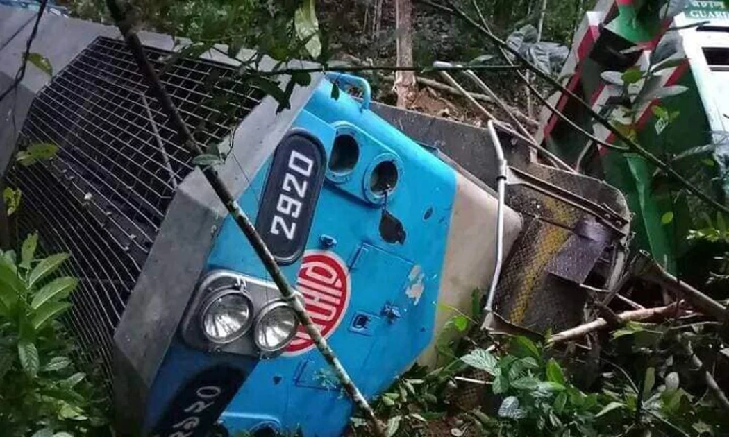 ঝড়ে পড়া গাছে ট্রেনের ধাক্কা, উদয়ন এক্সপ্রেস লাইনচ্যুত