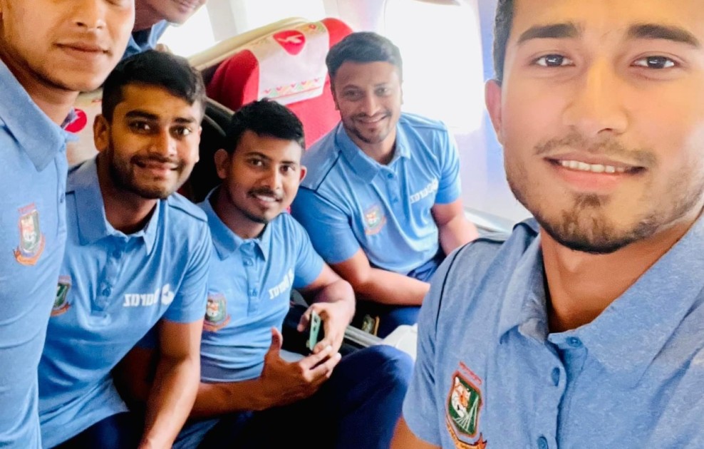 বিশ্বকাপের উদ্দেশে ঢাকা ছাড়ল টাইগাররা