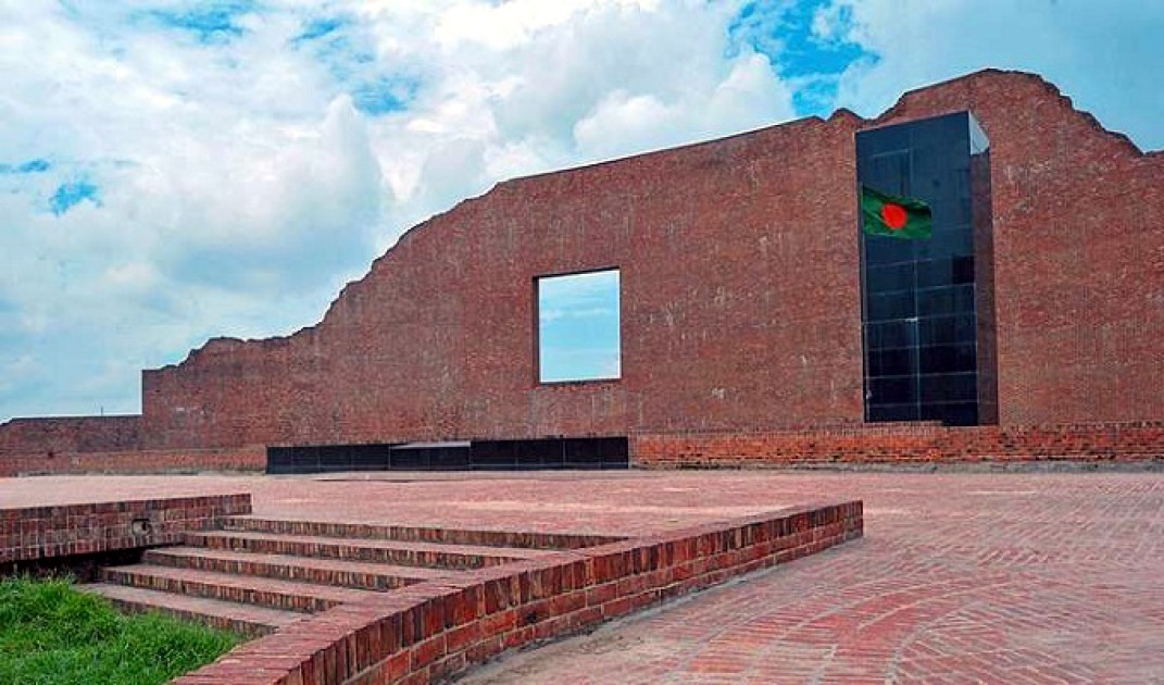 ফুলেল শ্রদ্ধায় জাতির সূর্যসন্তানদের স্মরণ