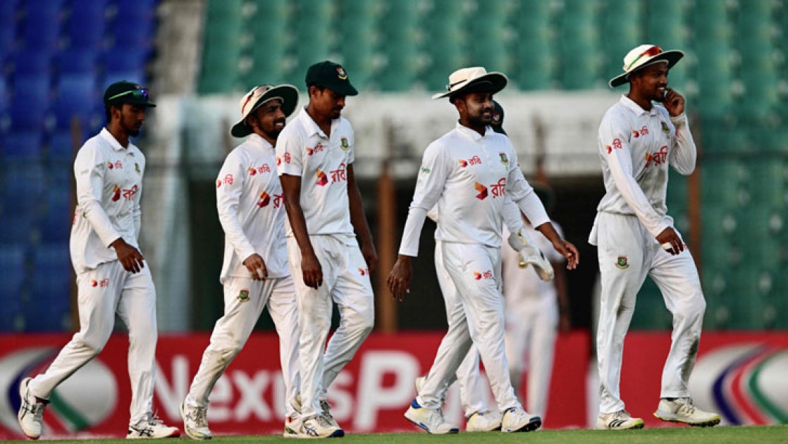 চারশ পেরিয়ে শ্রীলঙ্কা, ব্যাকফুটে বাংলাদেশ