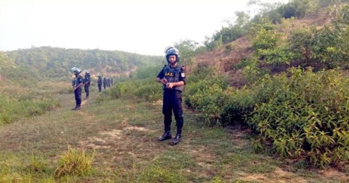 রোহিঙ্গা ক্যাম্পে র‌্যাবের অভিযান,পাওয়া গেলো অস্ত্র-গুলি-গ্রেনেড