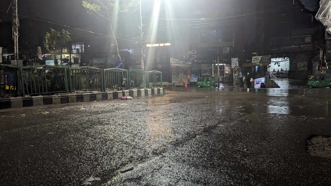 রাজধানীতেও রেমালের প্রভাব, দমকা বাতাসের সঙ্গে ঝরছে বৃষ্টি রাজধানীতেও রেমালের প্রভাব, দমকা বাতাসের সঙ্গে ঝরছে বৃষ্টি