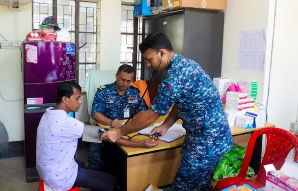২৪ ঘণ্টায় ১০ হাজার বন্যার্তকে চিকিৎসা দিয়েছে সশস্ত্র বাহিনী